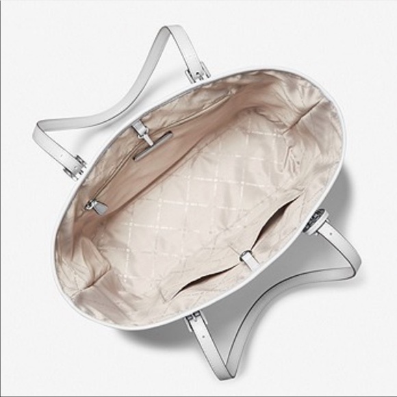 MICHAEL KORS
Jet Set Girls Travel Medium Printed Logo
Tote Bag - Picture 3 of 4